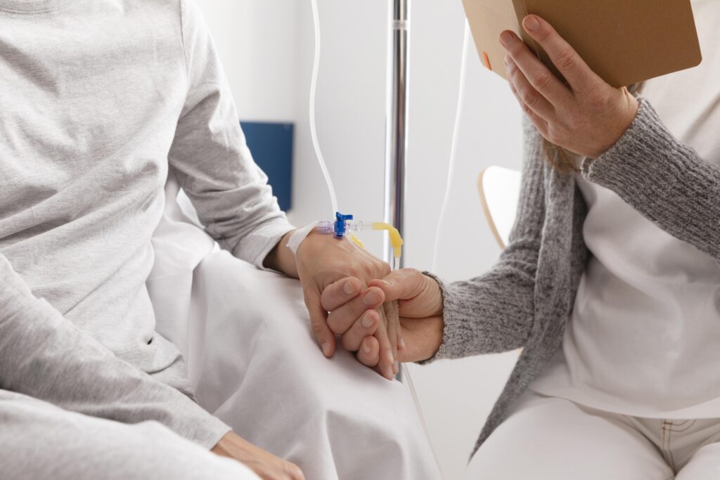 Patient erhält fürsorgliche Unterstützung und Infusion